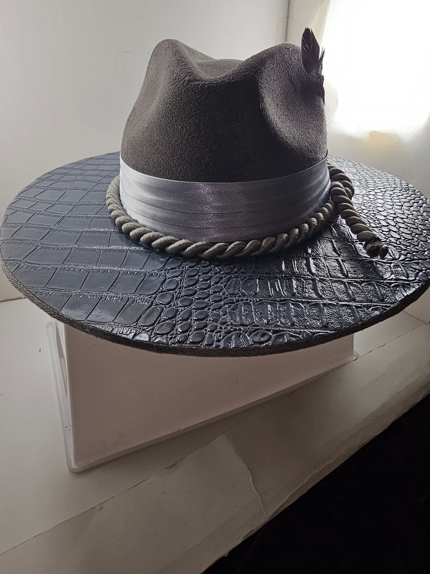Deluxe Silver Gator back Wide Brim Fedora